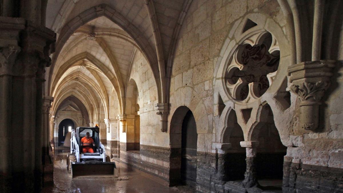 Labores de limpieza en Santa María la Real.-MARIO TEJEDOR
