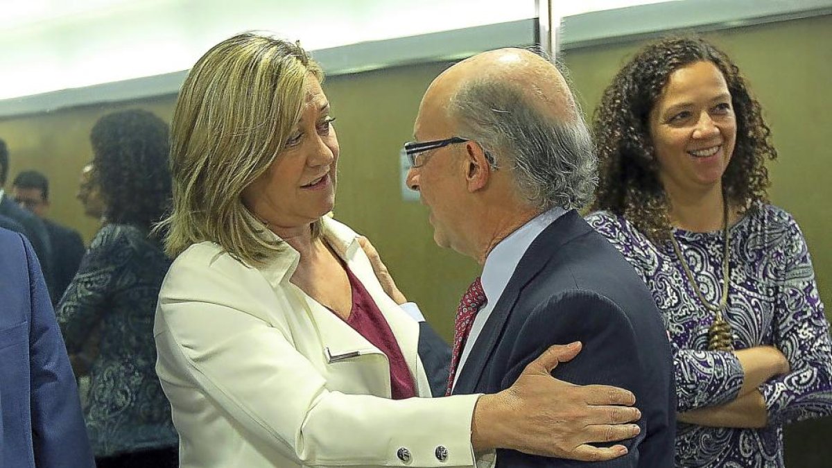 Pilar del Olmo y el ministro Cristóbal Montoro, en el último Consejo de Política Fiscal y Financiera de junio.-ICAL