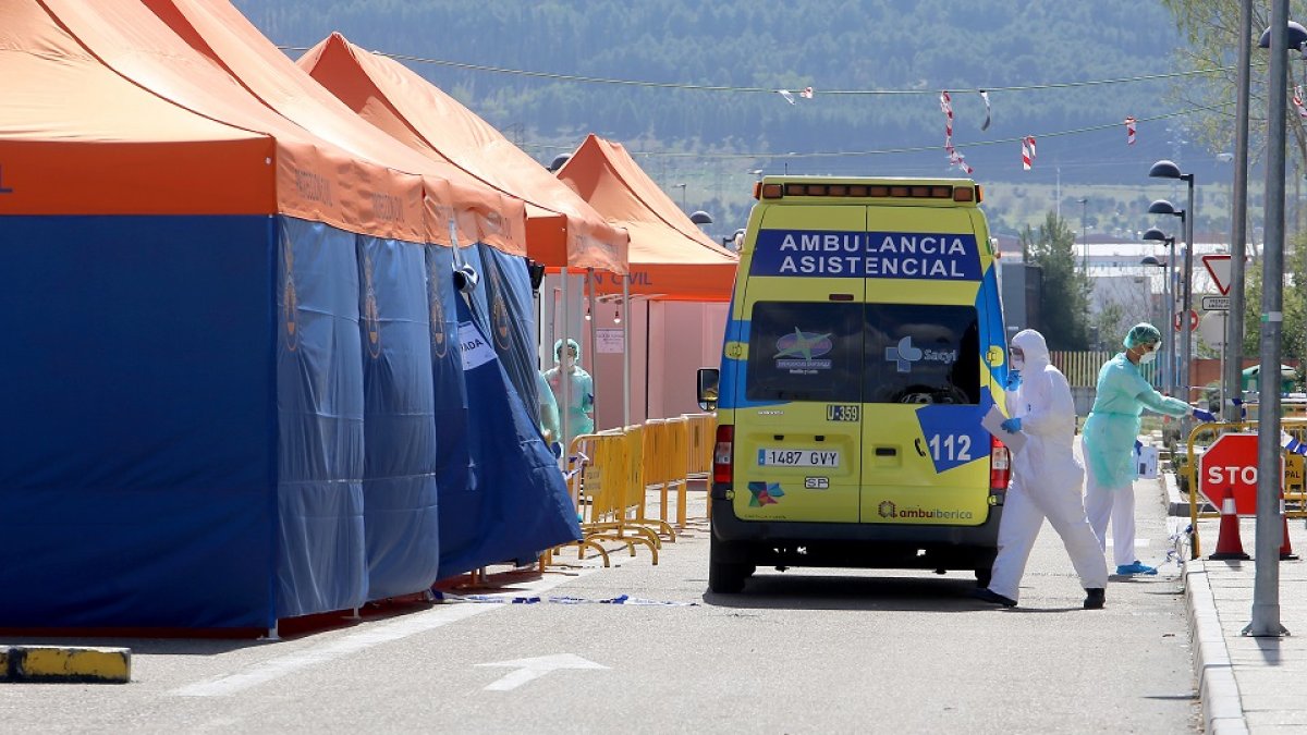 Ambulancia por coronavirus.-