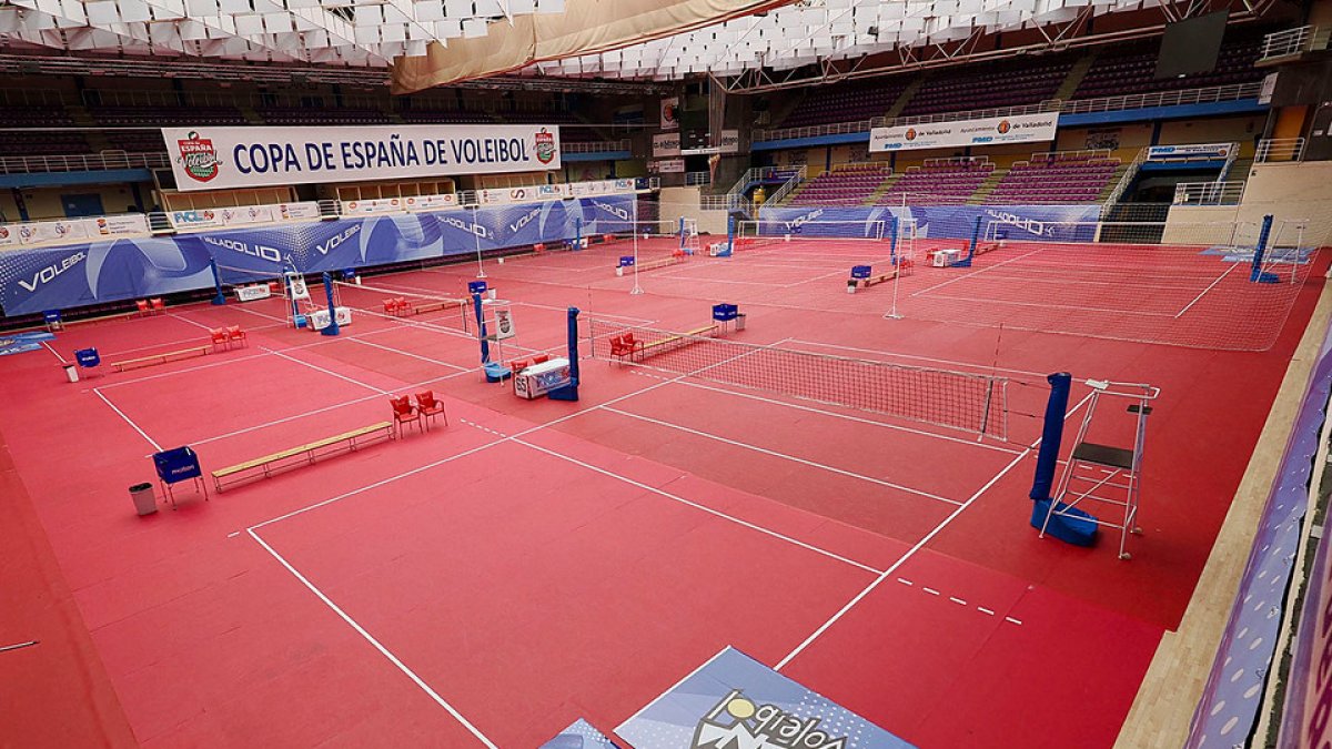 Imagen de la transformación del polideportivo Pisuerga adaptado a la Copa de España de voleibol. PHOTOGENIC