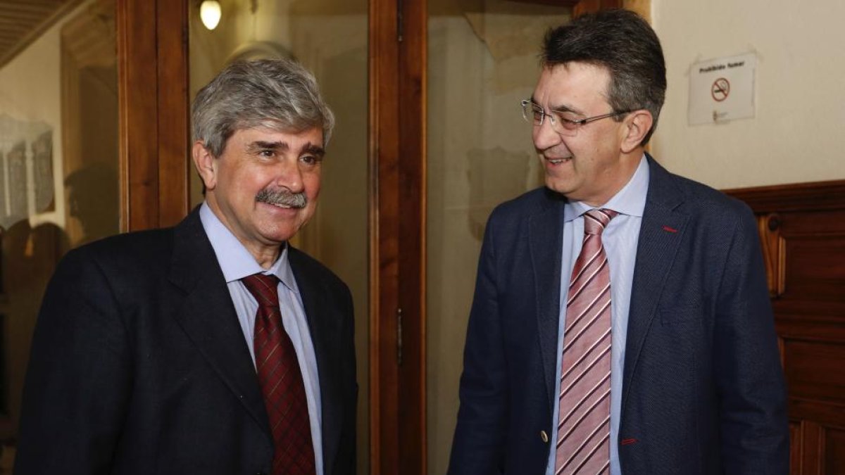 El presidente de la Diputación de León, Juan Martínez Majo recibe al nuevo rector de la Universidad de León, Juan Francisco García Marín-ICAL