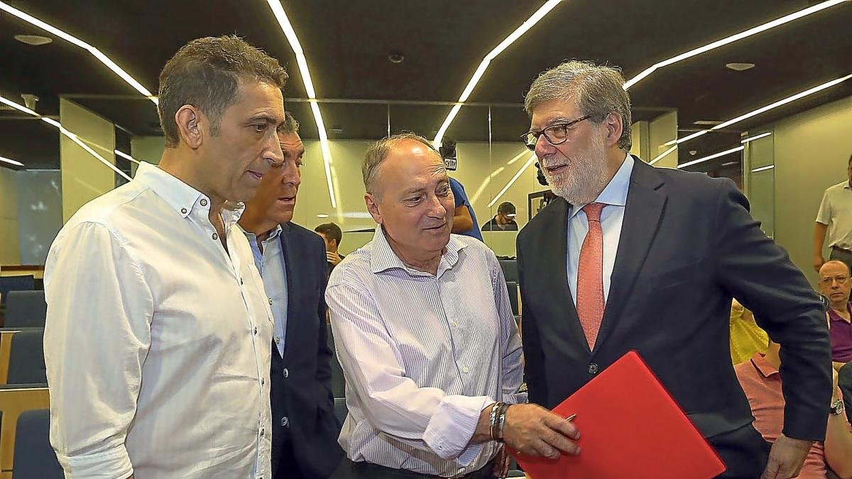 Vicente Andrés, Faustino Temprano y Santiago Aparicio, en los momentos previos a la rúbrica.-ICAL