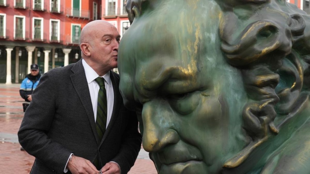 Jesús Julio Carnero besa la estatua de los Goya.- J. M. LOSTAU