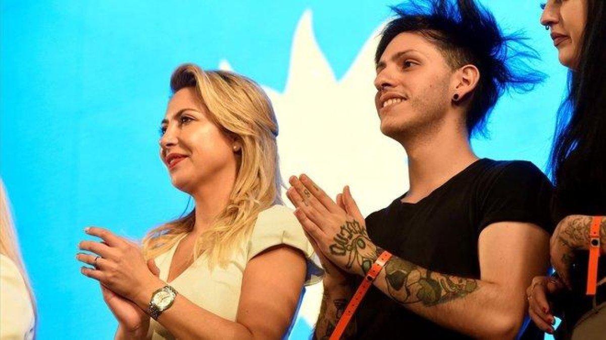 Estanislao Fernández y Fabiola Yánez, el hijo y la novia de Alberto Fernández, el que será nuevo presidente argentino.-EFE / FABIAN MATTIAZZI
