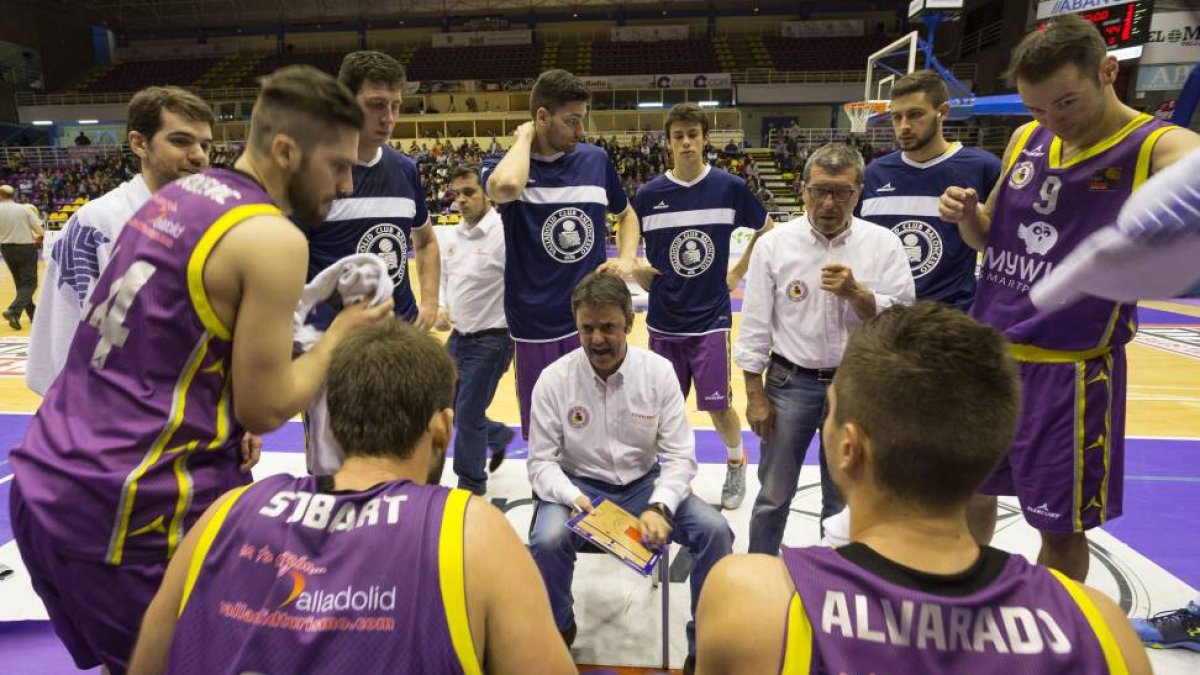 Los jugadores del MyWigo escuchan las indicaciones de Porfi Fisac durante un tiempo muerto en el partido contra el Melilla-Miguel Ángel Santos