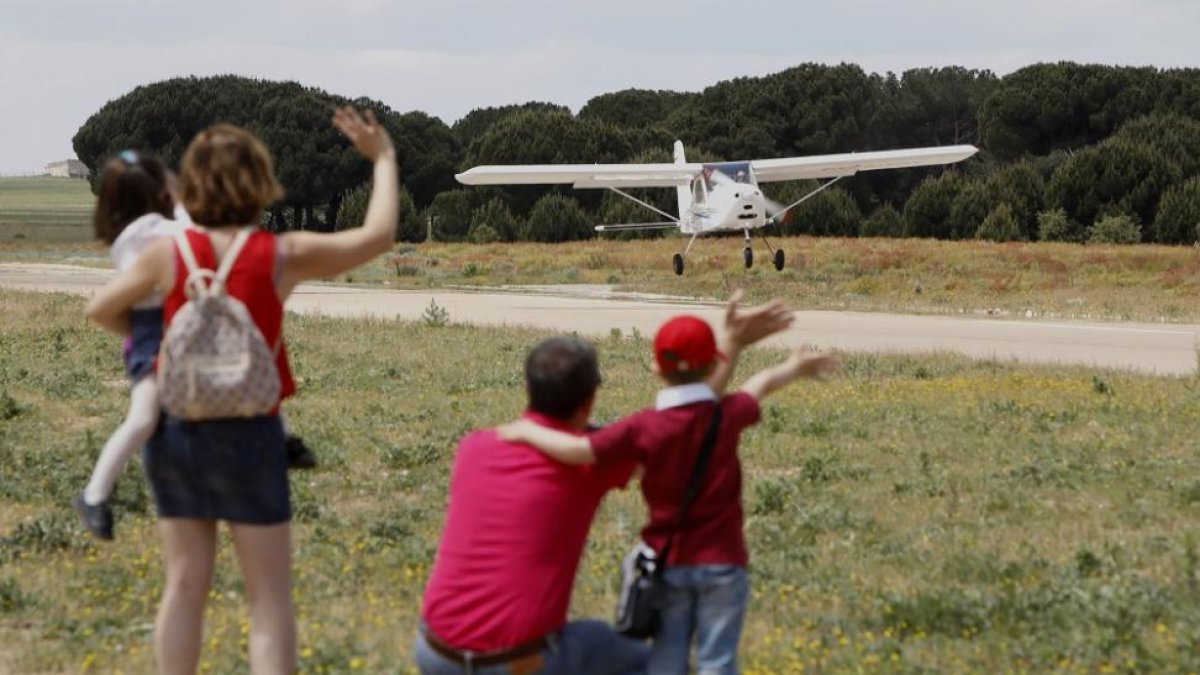 Una familia despide a un avión ligero que se dispone a despegar del aeródromo de Matilla.-J.M. LOSTAU