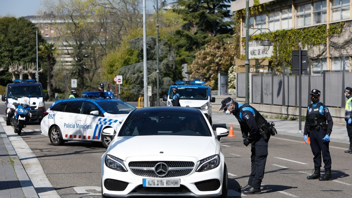 Agentes de la Policía Municipal durante un control en el centro de la ciudad. J. M. LOSTAU