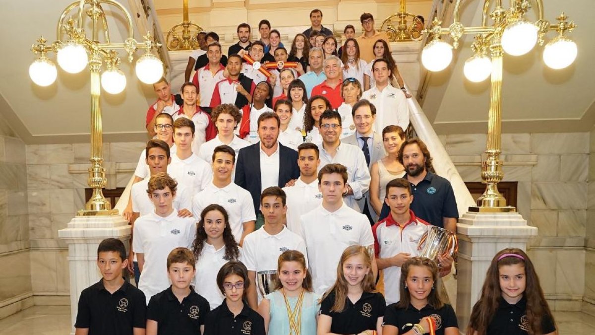 Foto de familia en las escaleras del Ayuntamiento de los campeones de España vallisoletanos con el alcalde.-E.M.