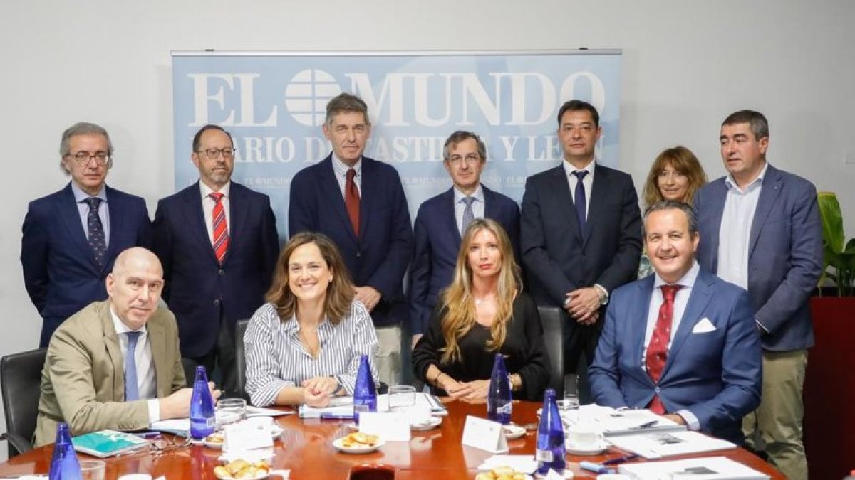 Fila de arriba (de izquierda a derecha): Carlos Fernando Cabezas, gerente de la FUNGE; Pablo Riol, director de Iberaval en Valladolid; José María Eiros, jefe de servicio de Microbiología del Río Hortega de Valladolid; Alberto Caballero, director gerente de la Fundación del Instituto de Estudios de Ciencias de la Salud de Castilla y León; Gonzalo Cebrián, director de banca instituciones de CaixaBank en Valladolid; Alicia Iglesias, responsable de administración y coordinación de EL MUNDO DE CASTILLA Y LEÓN, y Pablo R. Lago, director general editorial de EL MUNDO DE CASTILLA Y LEÓN. Fila de abajo (de izquierda a derecha): Carlos Martín Tobalina, viceconsejero de Economía y Competitividad; Adriana Ulibarri, editora de Edigrup; Silvia Herrero, directora de Comunicación Externa de Iberdrola, e Ignacio Tremiño, director general de Atención a Personas con Discapacidad de la Comunidad de Madrid. J.M. LOSTAU