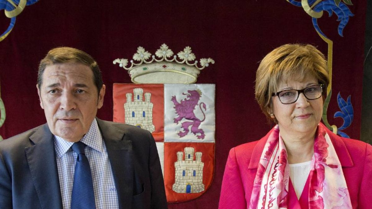 El consejero de Sanidad, Antonio María Sáez, asiste a la toma de posesión de Manuela Plaza-Ical