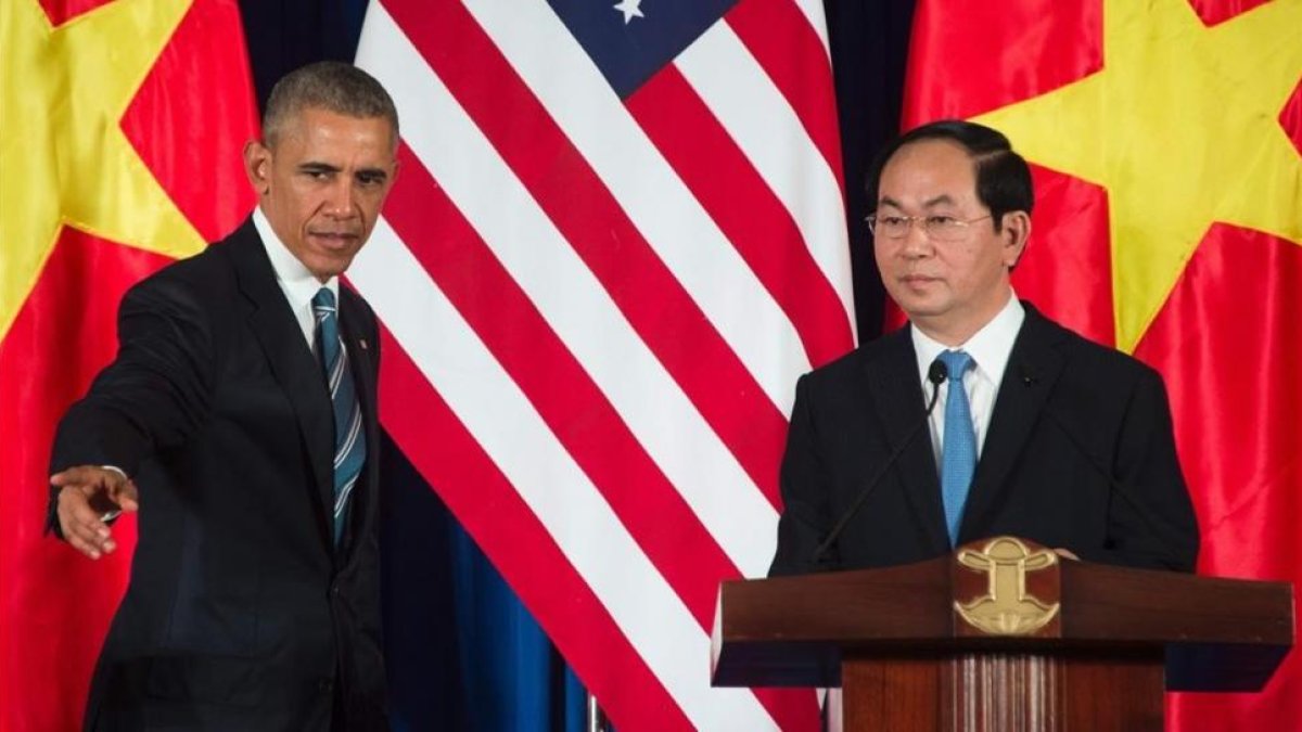 Obama (izquierda), junto a su homólogo vietnamita, Tran Dai Quang, en su conferencia de prensa conjunta en Hanói, este lunes.-AFP / JIM WATSON