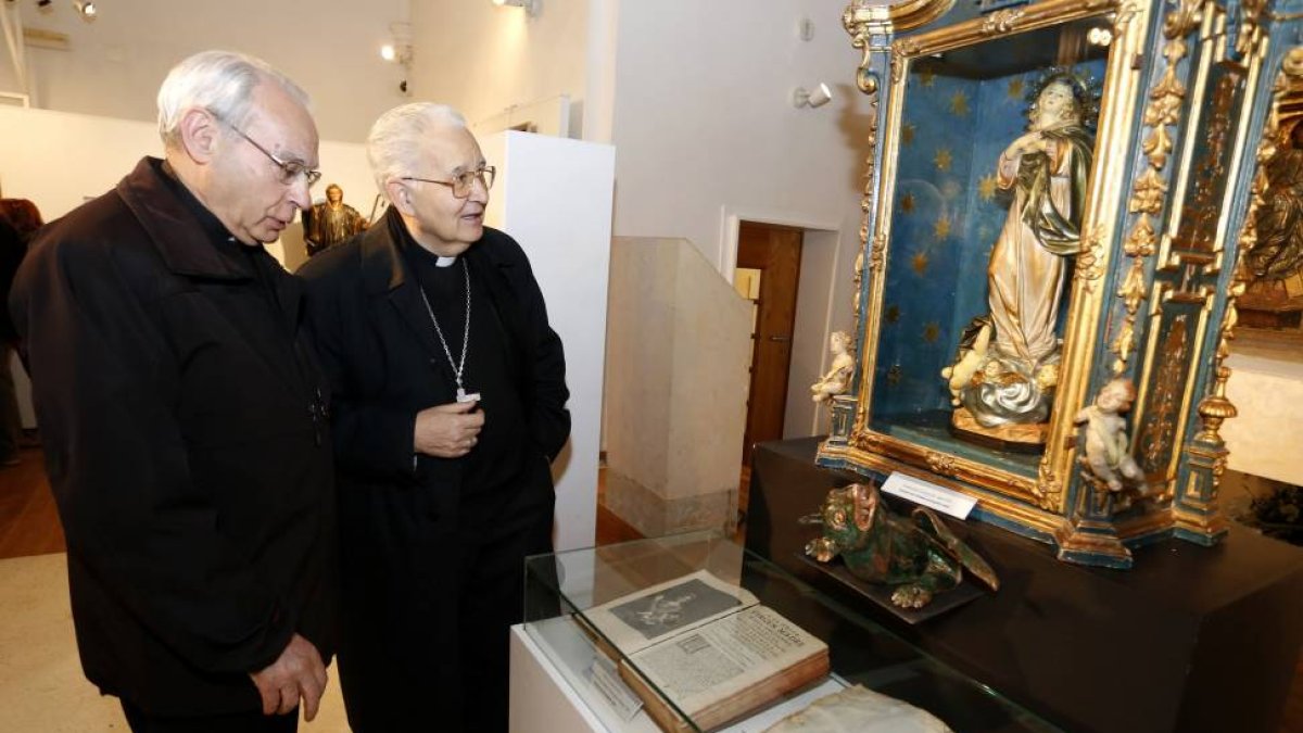 El obispo de León, Julián López (D) inaugura la exposición 'Vidas Consagradas'. Junto a él, el comisario de la exposición, Máximo Rascón (I)-Ical