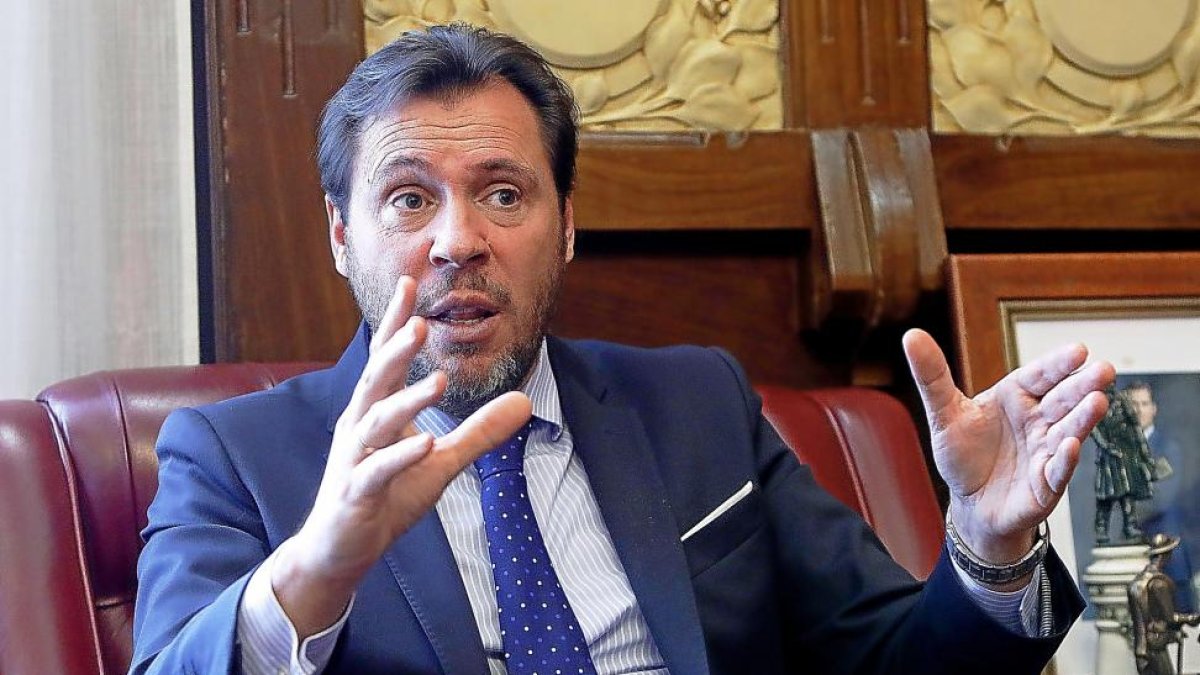 El alcalde de Valladolid, Óscar Puente, durante la entrevista.-J.M. LOSTAU