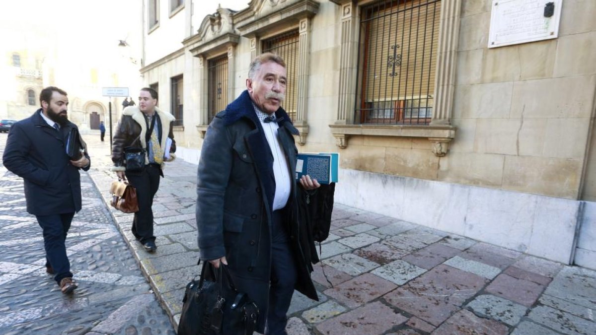 Comienza el juicio en la Audiencia Provincial de León por el asesinato del boxeador Roberto Larralde. En la imagen, el abogado de la familia Larralde, Marcos García Montes-ICAL