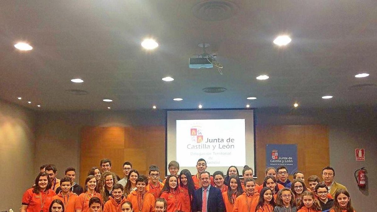Pablo Trillo posa con los nadadores, técnicos y directivos del Club Deportivo Parquesol.-E. M.