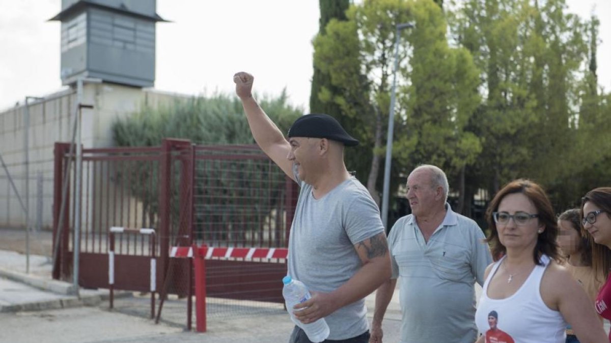 Andrés Bodalo, acompañado de sus familiares a la salida de la cárcel Jaen II para disfrutar de seis dias de permiso.-EFE