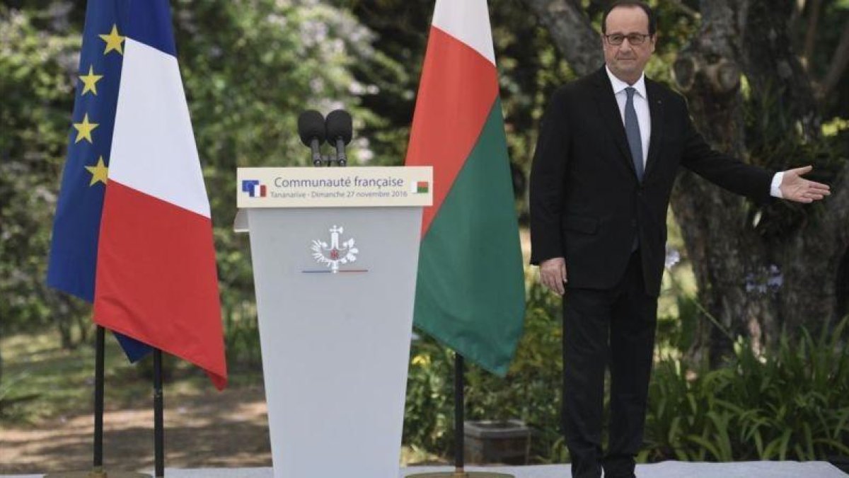 François Hollande, en la cumbre de la franconfonía en Antanaraivo.-STEPHANE DE SAKUTIN