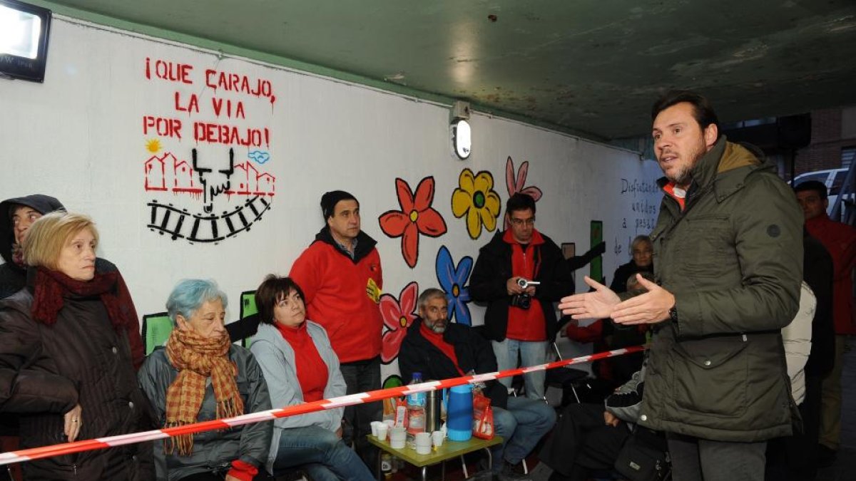 El alcalde de Valladolid, Óscar Puente, durante una de sus visitas a los vecinos de la Pilarica-ICAL
