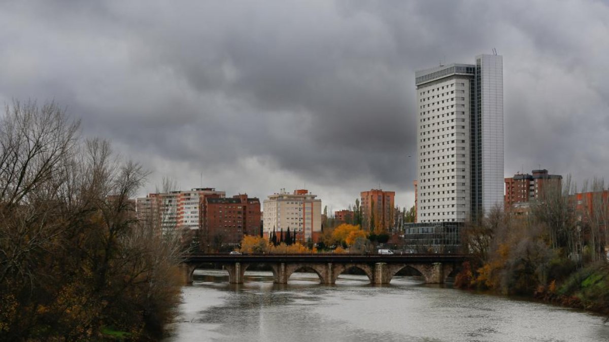 Las últimas y continuas precipitaciones en Valladolid han derivado un reseñable aumento del caudal del río Pisuerga, y supera por primera vez en meses los 120 metros cúbicos por segundo. De esta forma, se mejora la situación que situaba su volumen por debajo de su volumen habitual.