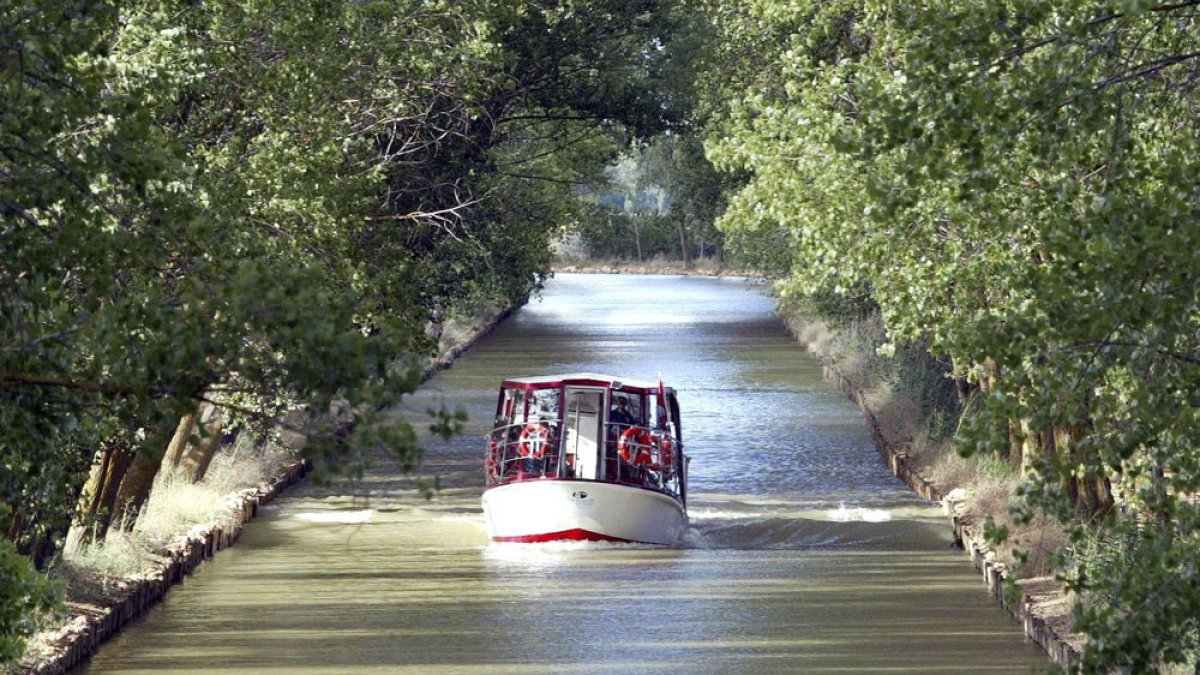 Barco turístico 'Antonio de Ulloa' en el Canal de Castilla. / ICAL