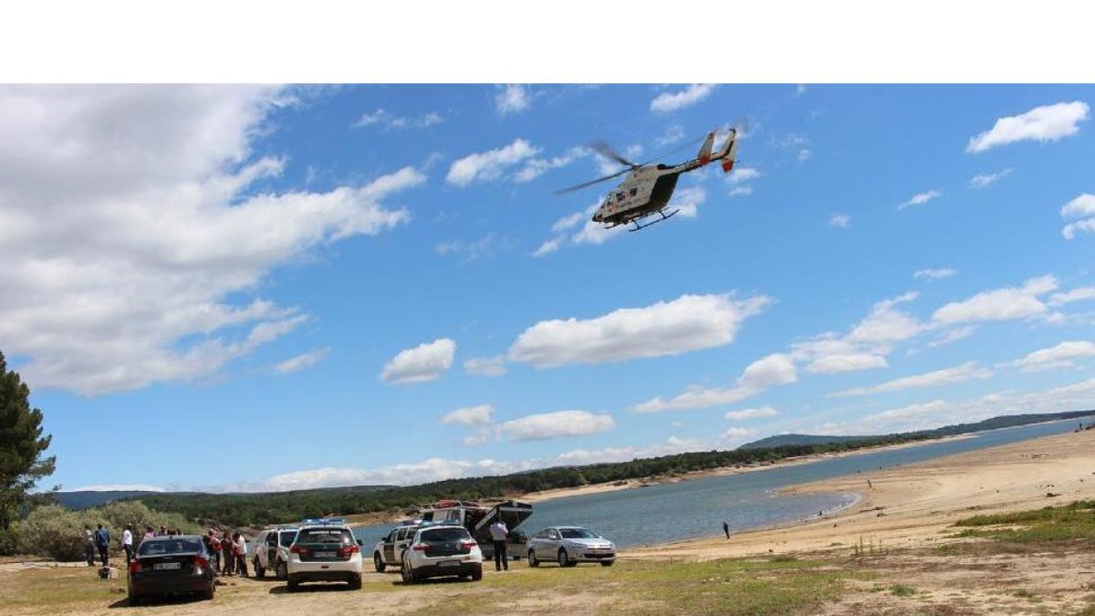 Un helicóptero reforzó durante la jornada de ayer los trabajos de búsqueda del cuerpo del joven E.J.-D. S.