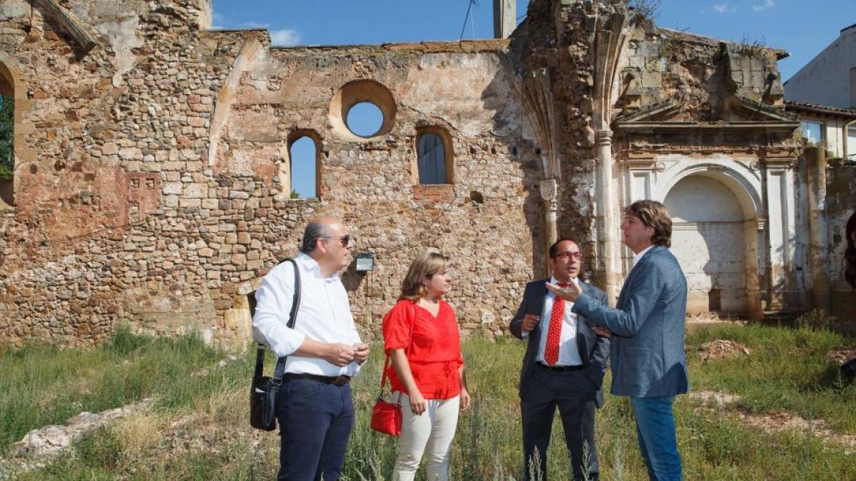El presidente de la Diputación de Soria, Luis Rey (2D); el alcalde de la ciudad, Carlos Martínez (D) y la procuradora Esther Pérez, visitan el antiguo edificio del Colegio Universitario de Soria.-Ical