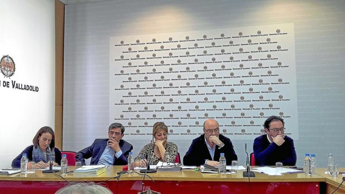 Pilar Vicente, Agapito Hernández, Teresa López, Salvador Arpa y Héctor Gallego, ayer en la comisión.-S. G. C.
