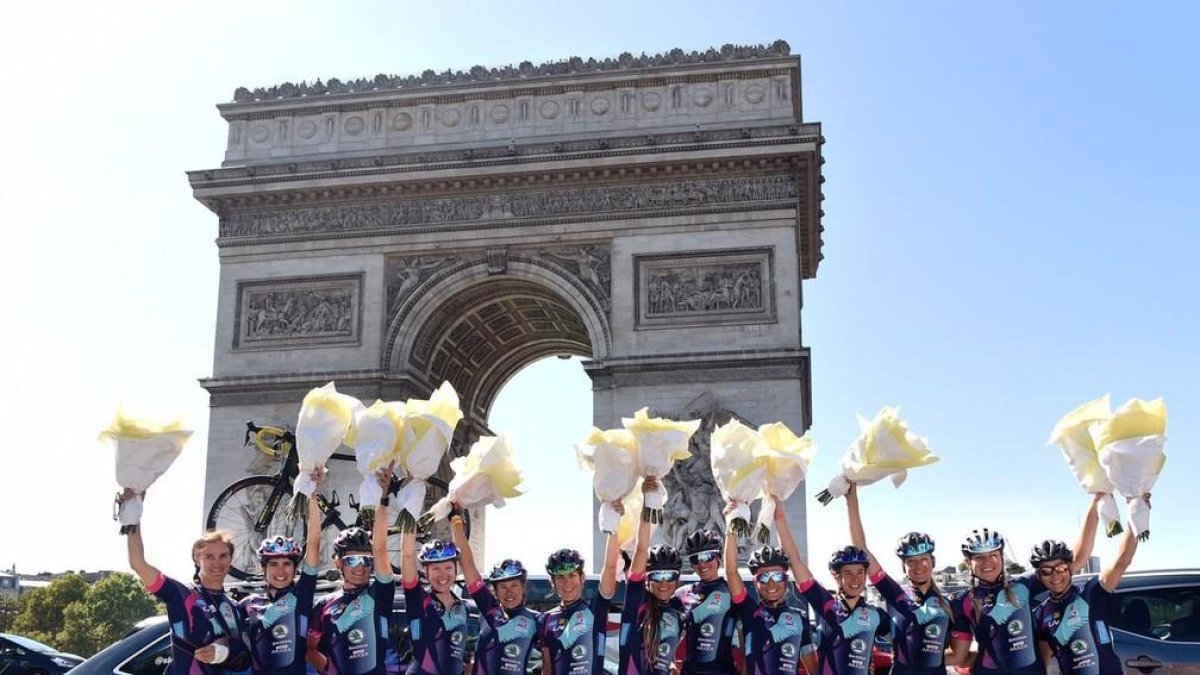 Trece mujeres completan el recorrido del Tour de Francia para reclamar una edición femenina /-TWITTER