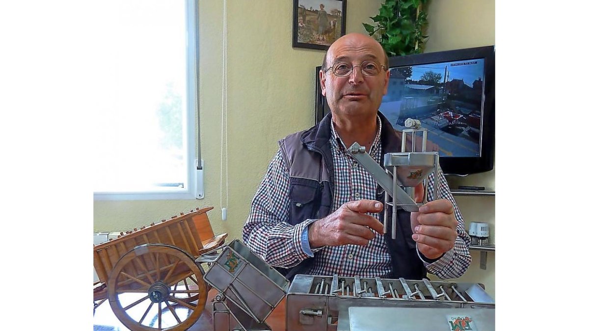 Fernando Martín Gómez muestra prototipos de la maquinaria que fabrica Fermaq.-T. S.