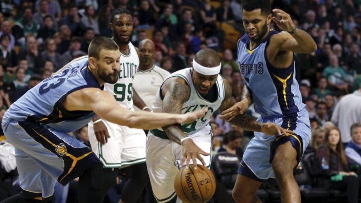 Marc Gasol intenta quitarle el balón a Isiah Thomas, de los Celtics.-EFE / C.J. GUNTHER