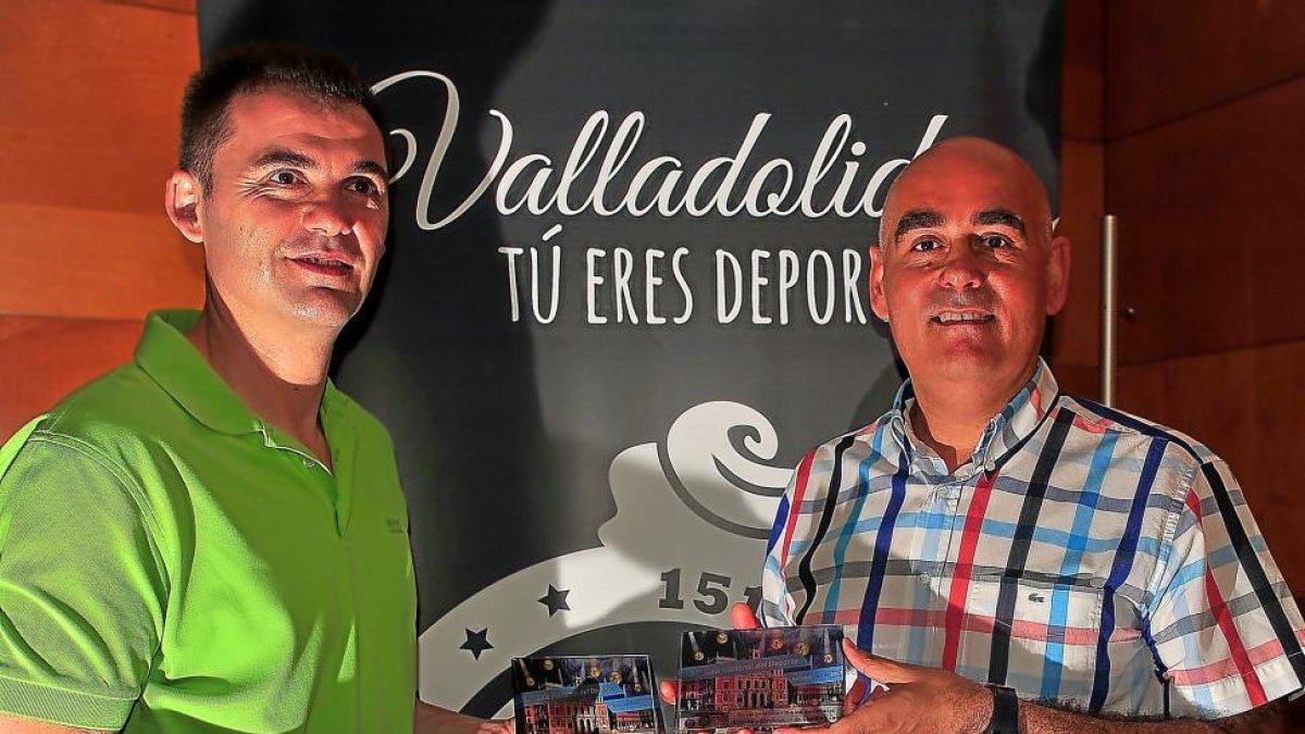 Raúl González y Juan Carlos Pastor, con los trofeos de medallistas olímpicos de Castila y León que entregó la APDV en la Gala Nacional del Deporte.-M.G.E.