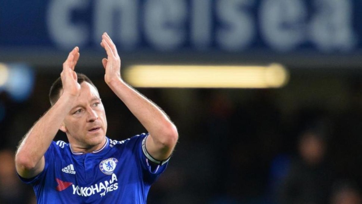 John Terry saluda a los hinchas del Chelsea tras ganar un partido contra el Sunderland, en diciembre del 2015.-