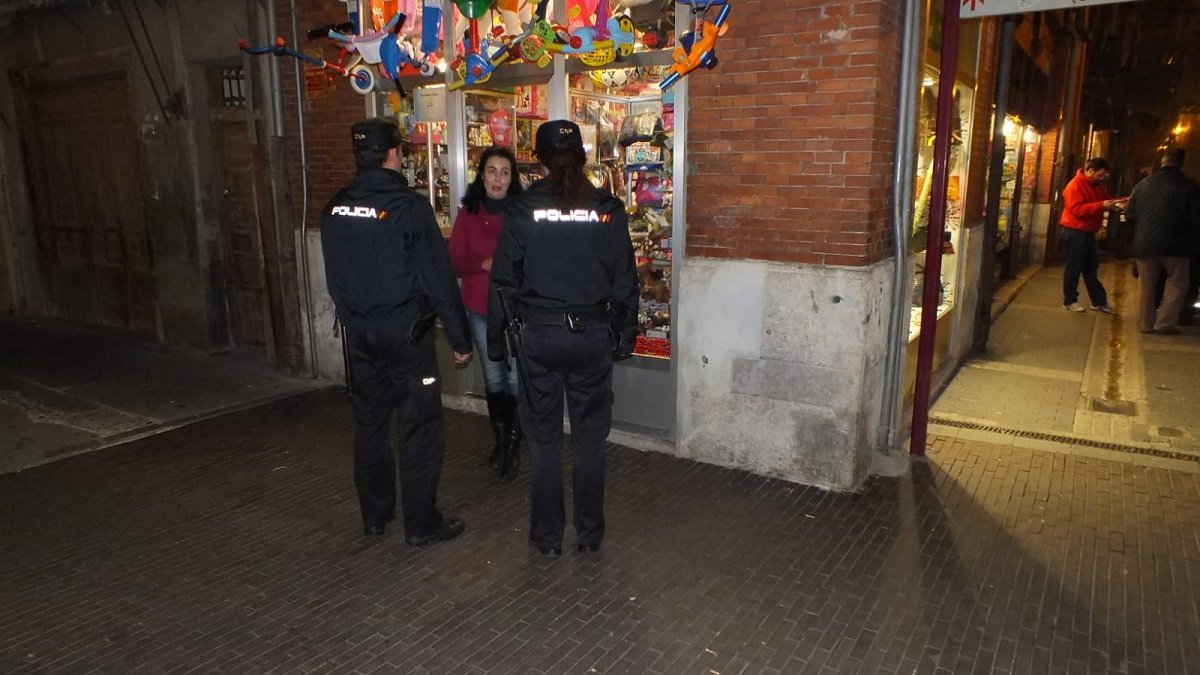 La Policía Nacional vela por el Comercio Seguro ante la campaña navideña en Medina del Campo. - ICAL