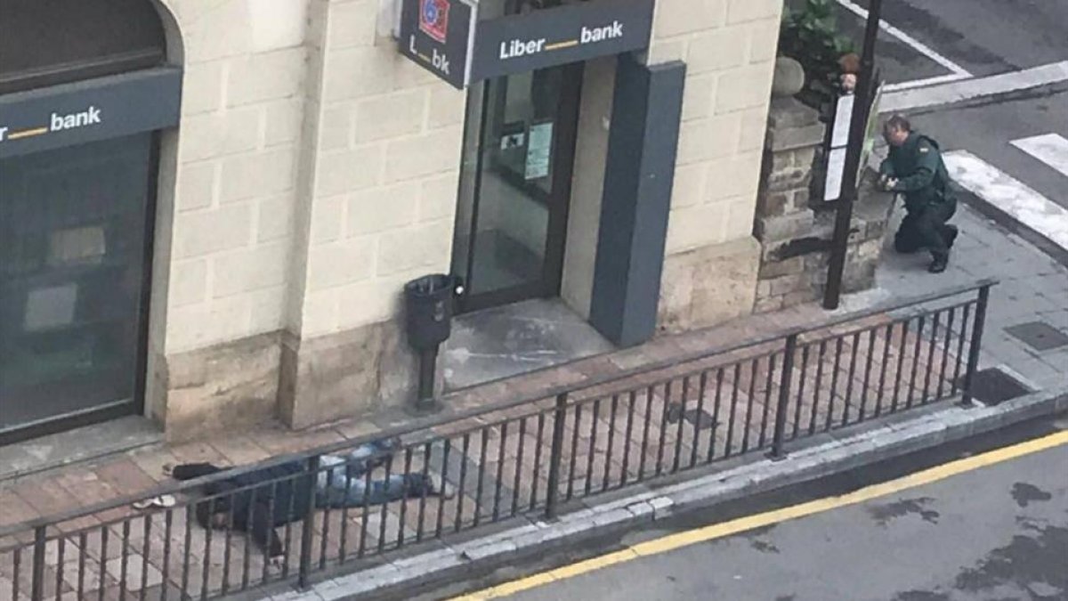 Un guardia civil ha resultado herido leve en el atraco a la sucursal de Liberbank en Cangas de Onís.-GUARDIA CIVIL