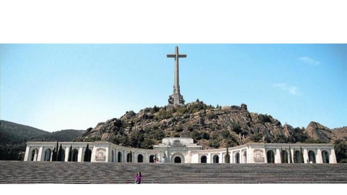 Para nostálgicos y turistas Una mujer se fotografía en el Valle de los Caídos, con el mausoleo donde reposan los restos de Franco al fondo.-JOSÉ LUIS ROCA