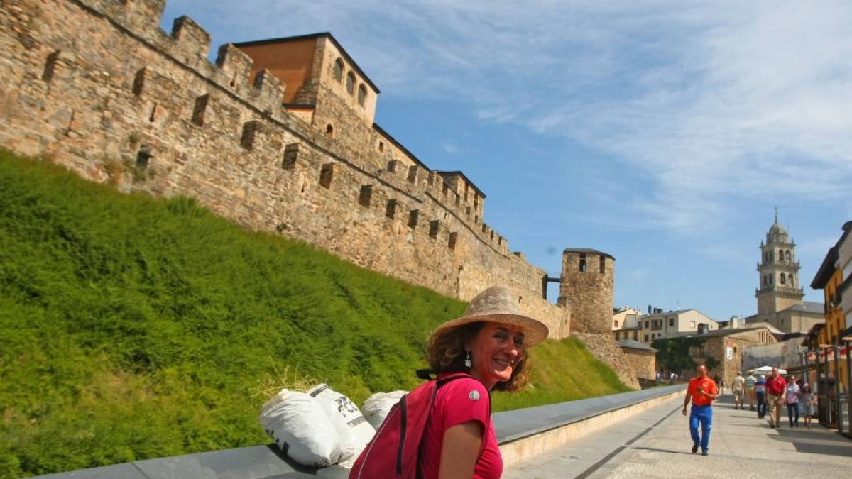 La alcaldesa de Ponferrada, Gloria Fernández Merayo, durante el recorido del Camino de Santiago en el municipio de Ponferrada.-ICAL