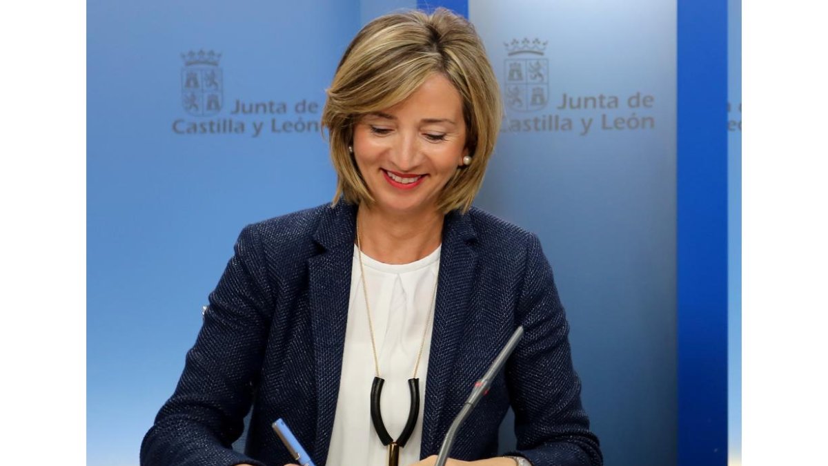 La consejera de Familia e Igualdad, Alicia García, durante la firma de un convenio en materia de violencia de género enmarcado en el modelo integral 'Objetivo Violencia Cero'-ICAL
