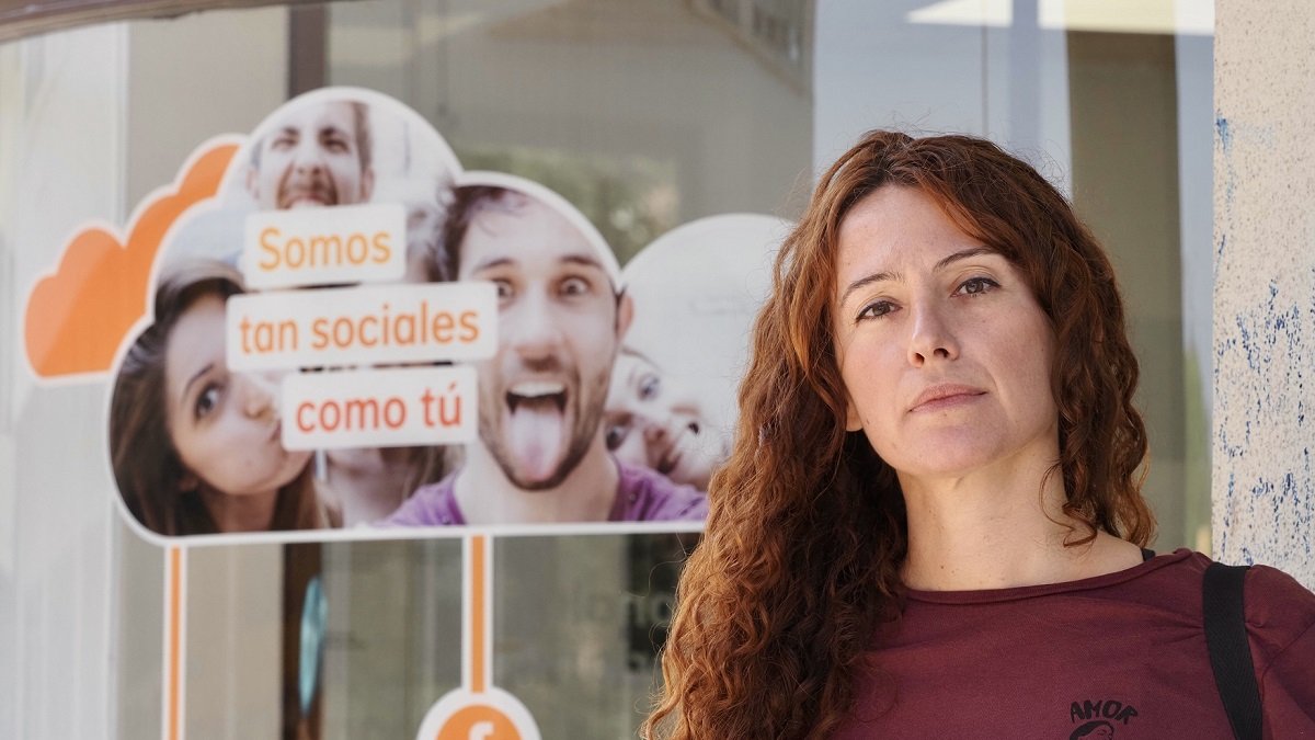 Cristina, que denuncia trato discriminatorio al contratar un seguro de vida, en Valladolid, frente al eslogan de la oficina de Nationale Nederlanden. | Miguel Ángel Santos (Photogenic)