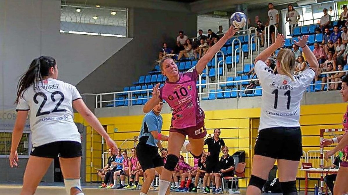 María O’Mullony lanza en el primero de los dos amistosos de la semana pasada contra Alcobendas.-PHOTO-DEPORTE