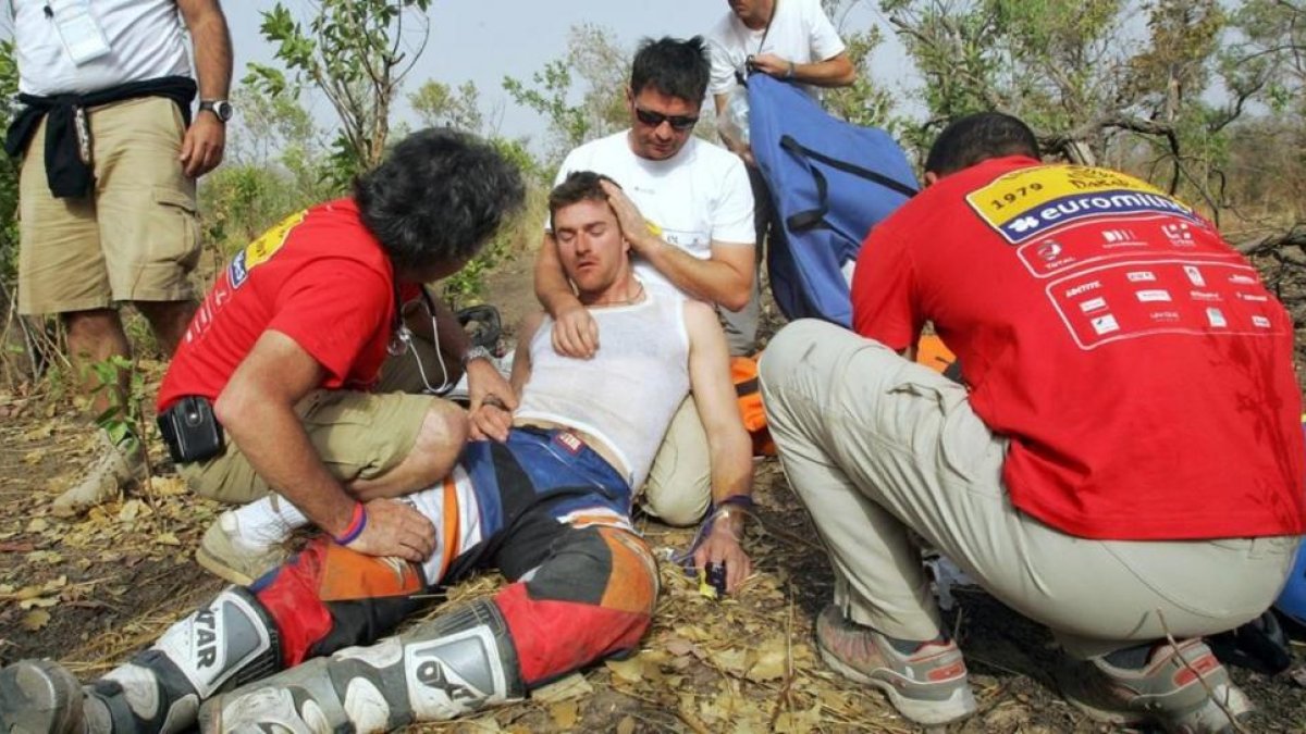 Marc Comas, actual director del Dakar, en un accidente en Senegal en 2007.-AFP / DAMIEN MEYER