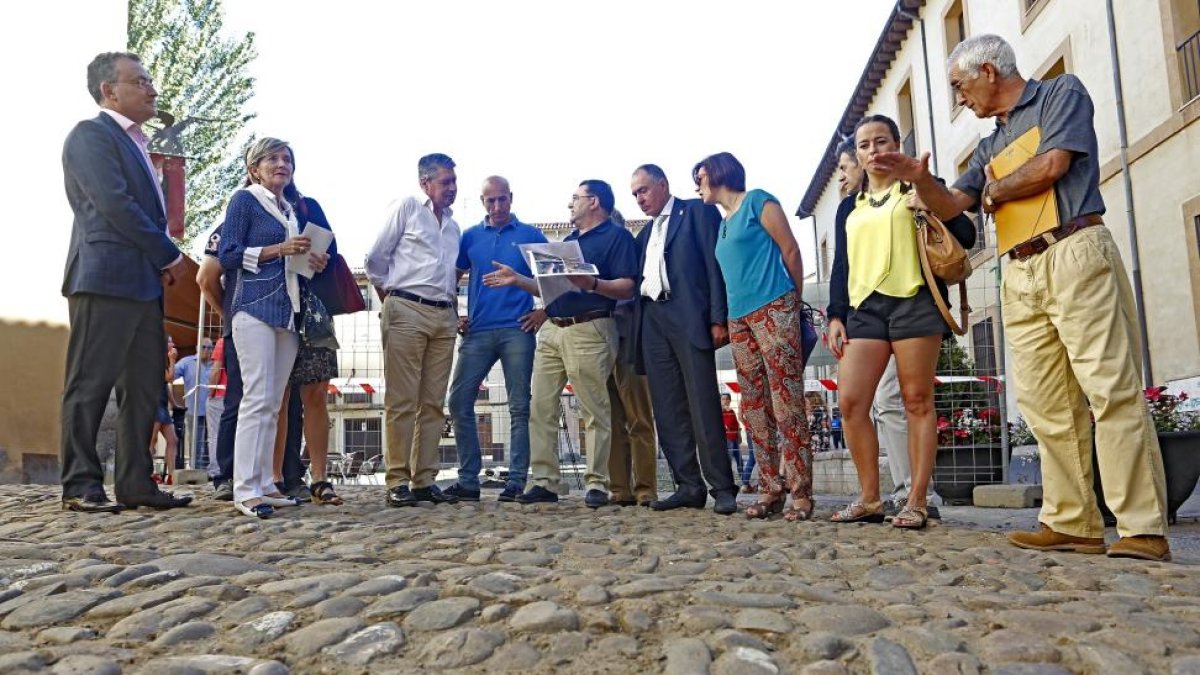 Imagen de la concejala de Urbanismo y Medio Ambiente de León, Ana Franco, visitando, junto a los técnicos y a los portavoces de los grupos políticos municipales, la Plaza del Grano.-ICAL