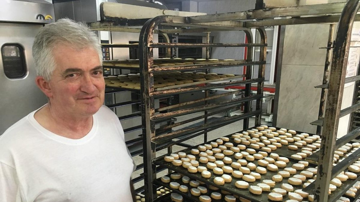 Jesús García muestra un lote de mantecados recién salidos del horno que elabora en dos formatos.-H. M. P.