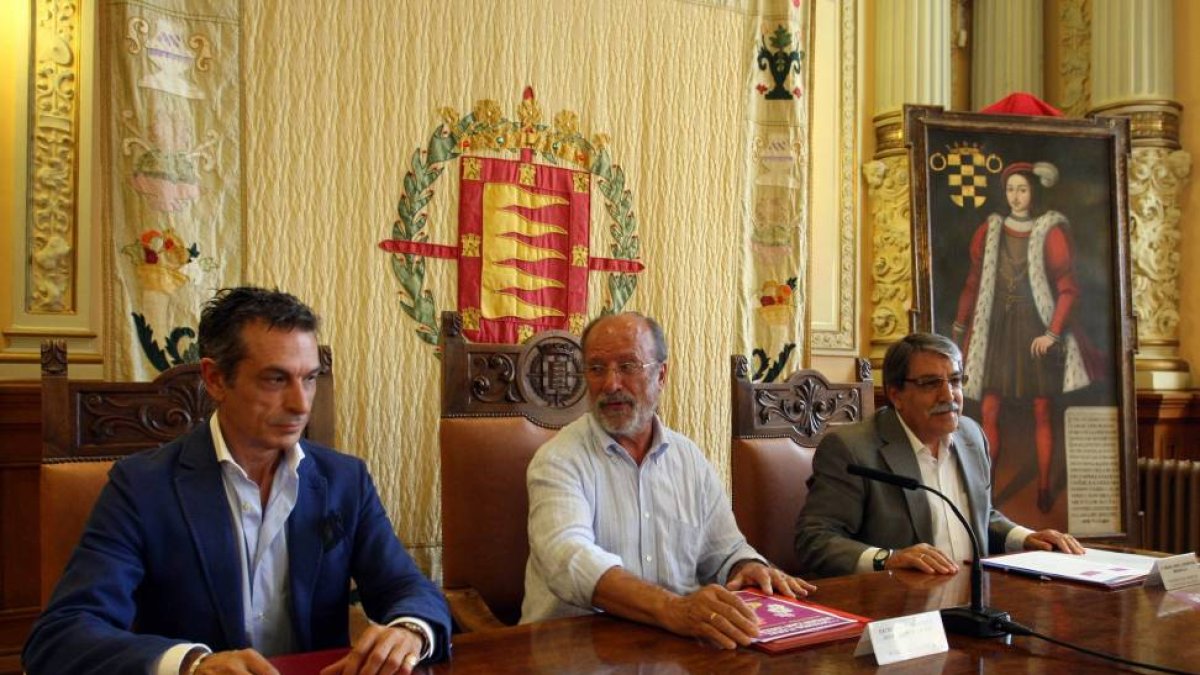 El alcalde de Valladolid, Javier León de la Riva, presenta las novedades de la ofrenda floral a la Virgen de San Lorenzo. Junto a él, el presidente del Gremio de Floristas de Valladolid, Miguel Ángel Carpintero (D), y el hermano mayor de la Hermandad de N-Ical