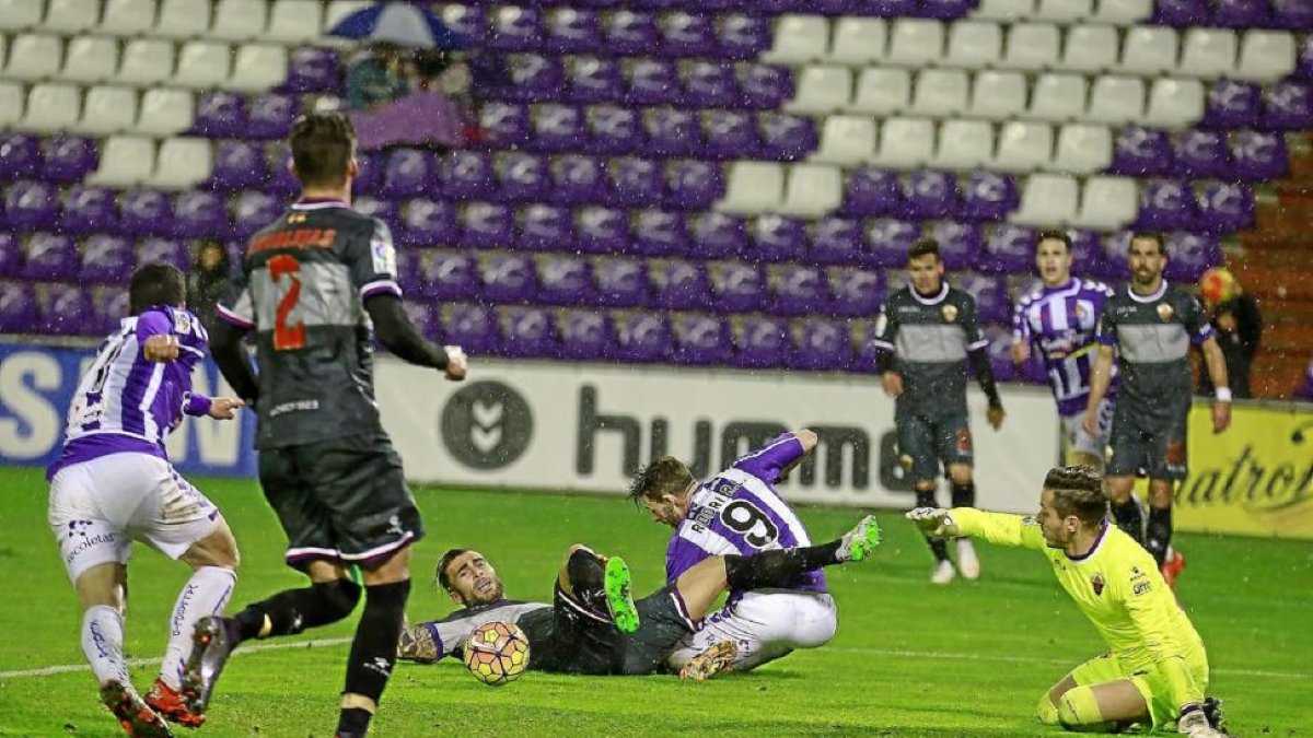 El delantero blanquivioleta Rodri cae en la jugada en que se pidió penalti del Elche.-El delantero blanquivioleta Rodri cae en la jugada en que se pidió penalti del Elche. MIGUEL ÁNGEL SANTOS
