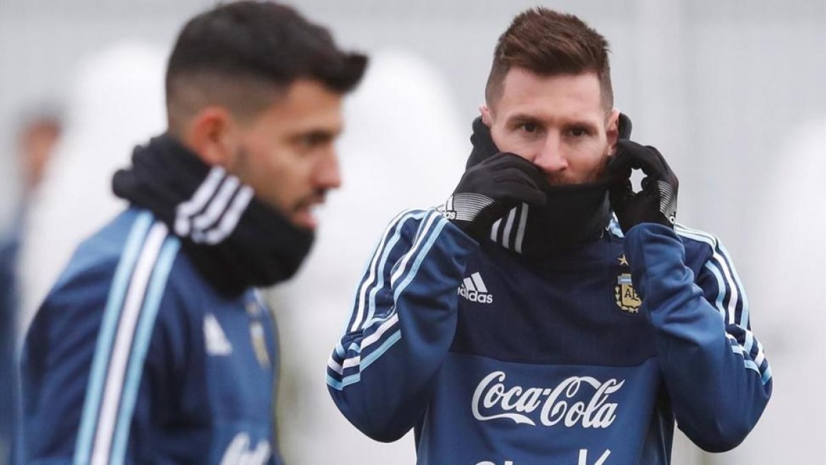 Messi, con Agüero, con la selección argentina en Moscú.-REUTERS / SERGEI KARPUKHIN