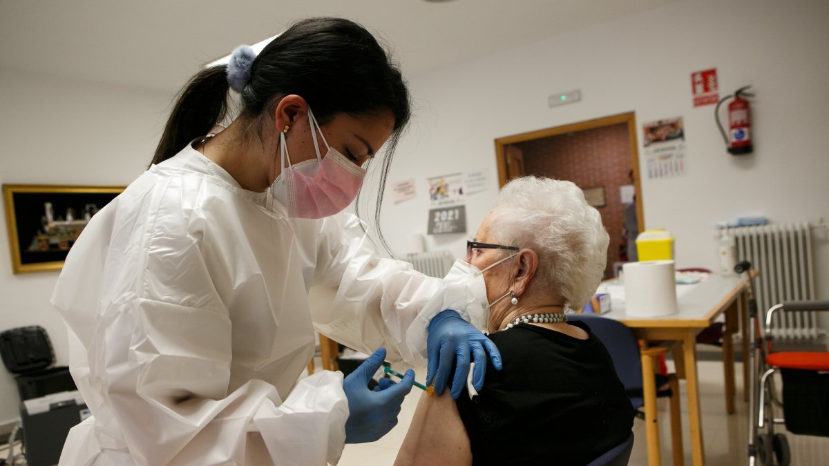 Vacunación contra el coronavirus en una residencia de ancianos en una imagen de archivo. | ICAL