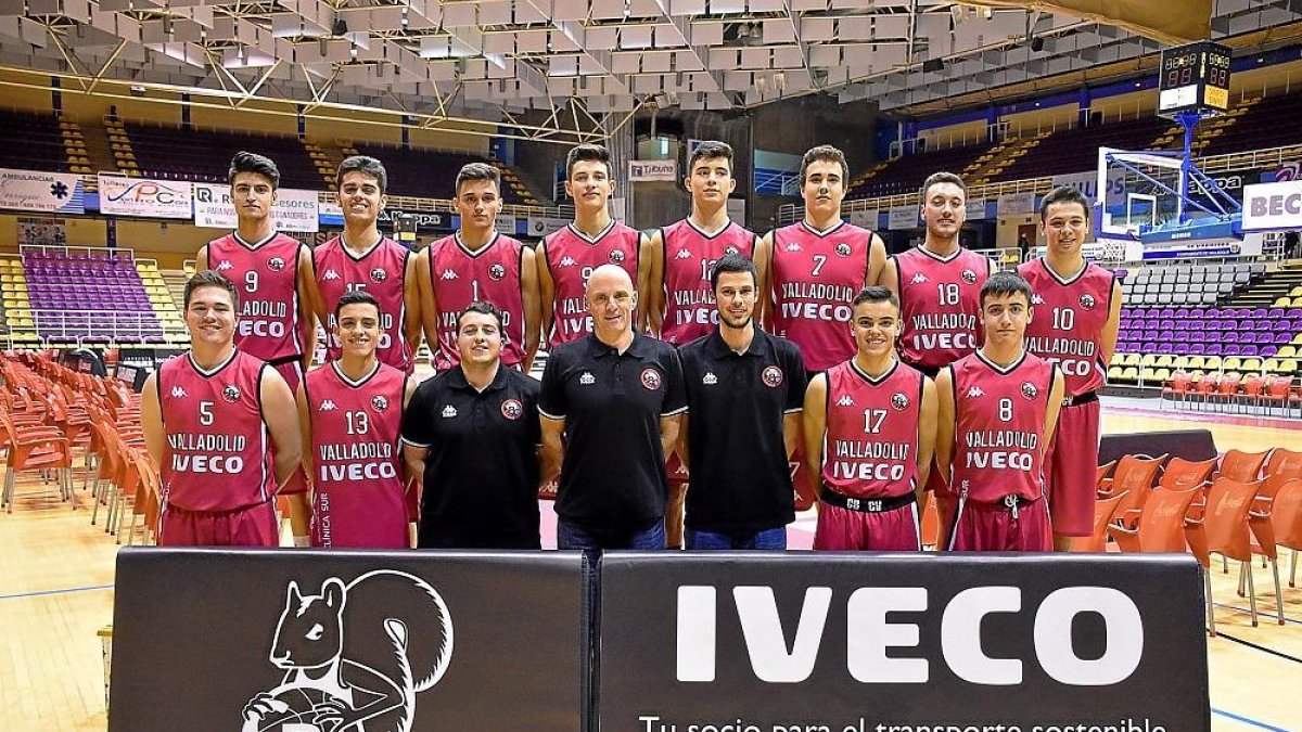 Plantilla y entrenadores del equipo júnior B autonómico del Iveco CBC.-