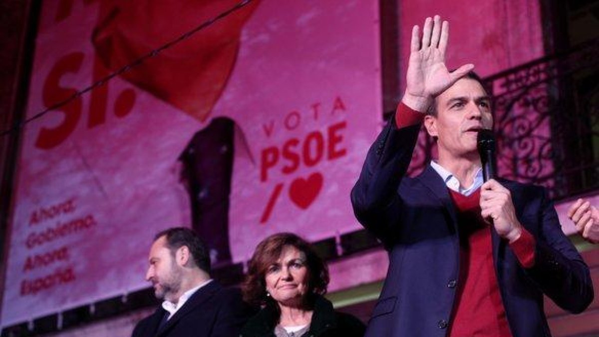 Pedro Sánchez (derecha) dirigiéndose a la militancia socialista tras el resultado de las elecciones generales.-EUROPA PRESS