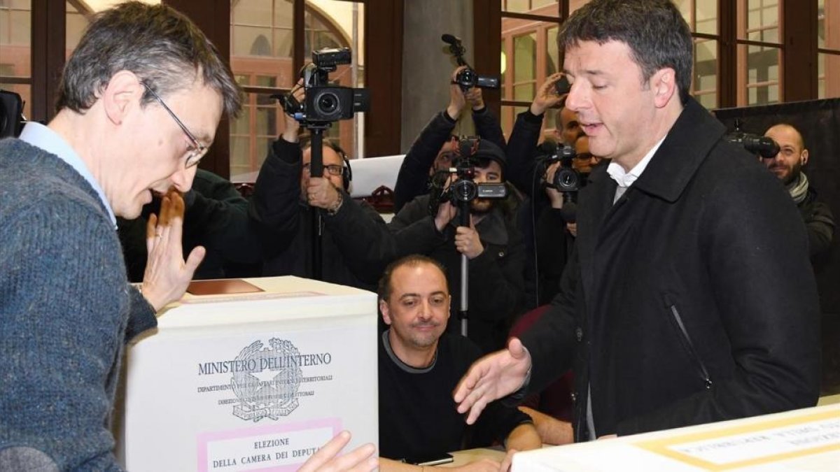 El exprimer ministro y candidato del PD, Matteo Renzi, vota en Florencia.-/ AFP / CLAUDIO GIOVANNINI