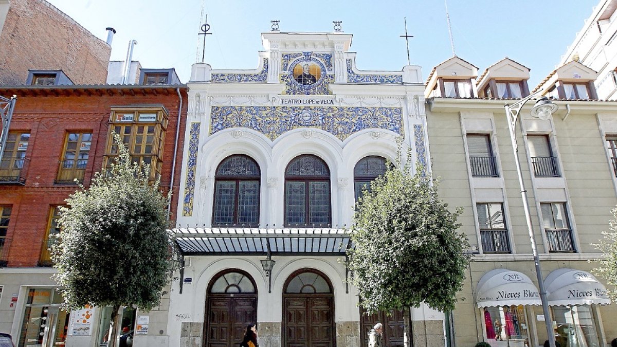 Fachada del teatro Lope de Vega, en la calle María de Molina.- E.M.